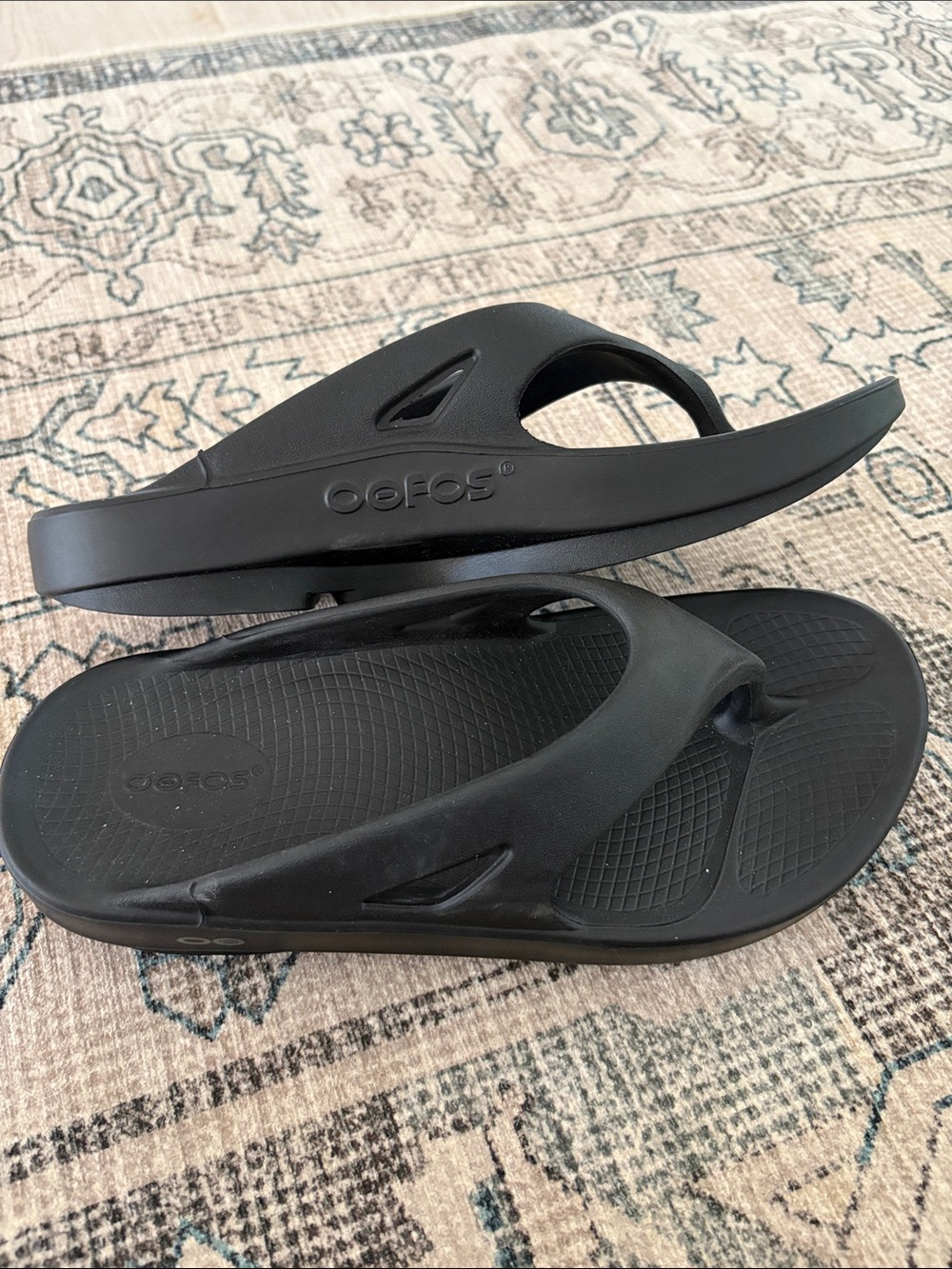 OOFOS Black Recovery Flip Flops